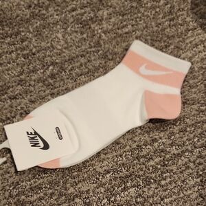 NWT Nike White and Pink Athletic Socks Standard Fit